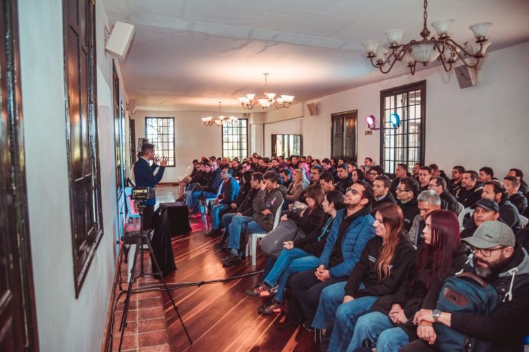 Mago profesional en evento empresarial en Bogotá - Magoleonoscar
